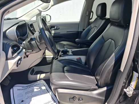 Used 2023 Chrysler Pacifica Touring-L FWD image 5