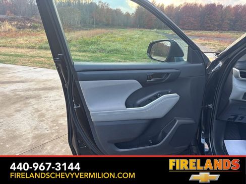 Used 2023 Toyota Highlander L image 9