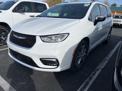New 2026 Chrysler Pacifica Pinnacle w/ Trailer Tow Group