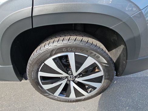 Certified 2022 Volkswagen Taos SE FWD image 32