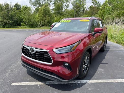 Used 2022 Toyota Highlander XLE AWD/4WD image 2
