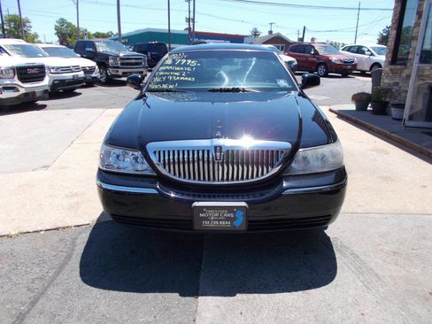 Used 2011 Lincoln Town Car Executive L RWD image 8