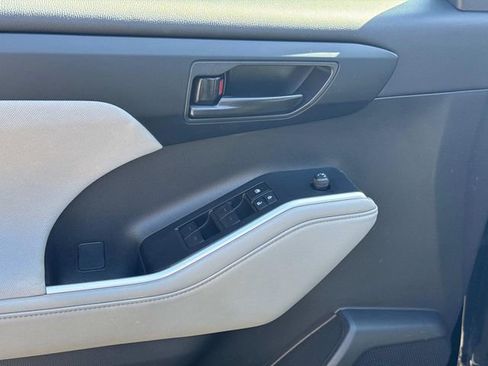 Used 2024 Toyota Highlander LE image 28