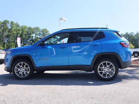 Used 2022 Jeep Compass Latitude w/ Sun and Sound Group AWD/4WD image 2