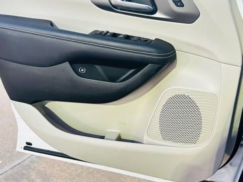New 2023 Chrysler Pacifica Touring-L image 13