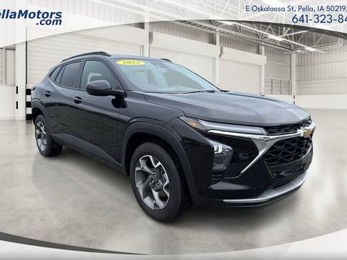 Used 2025 Chevrolet Trax LT FWD image 1