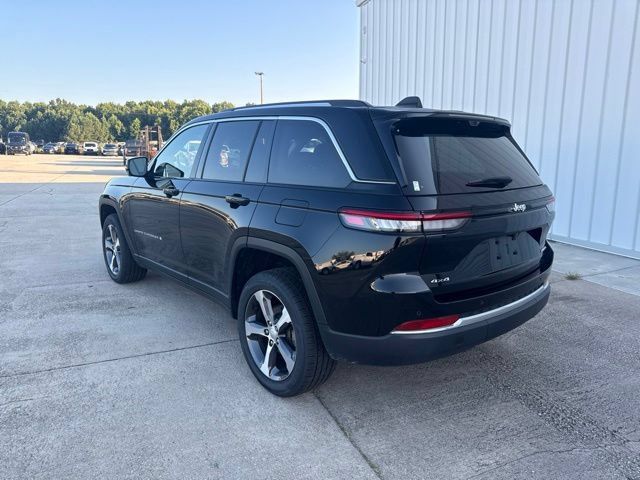 Used 2023 Jeep Grand Cherokee Limited w/ Luxury Tech Group II AWD/4WD image 3