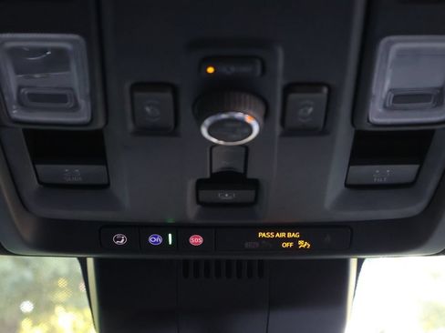 Used 2025 Chevrolet Suburban High Country AWD/4WD image 28