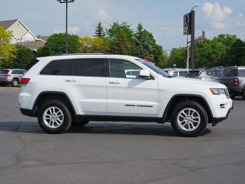 Used 2019 Jeep Grand Cherokee Laredo AWD/4WD image 2