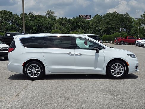 Used 2026 Chrysler Pacifica Limited FWD image 6