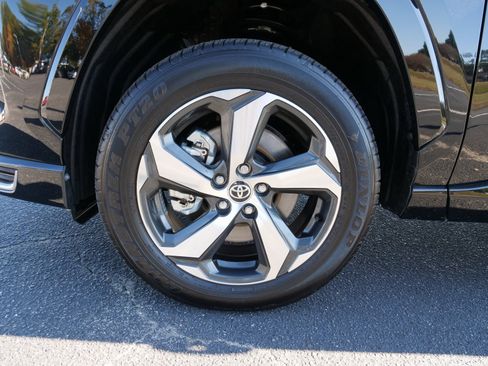 Used 2024 Toyota RAV4 SE image 12