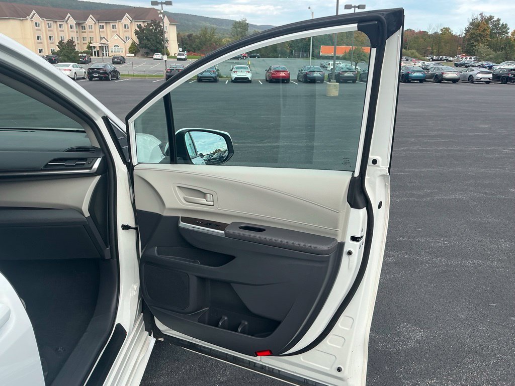 Used 2024 Toyota Sienna LE AWD/4WD image 24