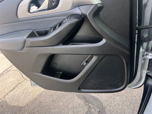 Used 2019 Chevrolet Traverse LT image 11