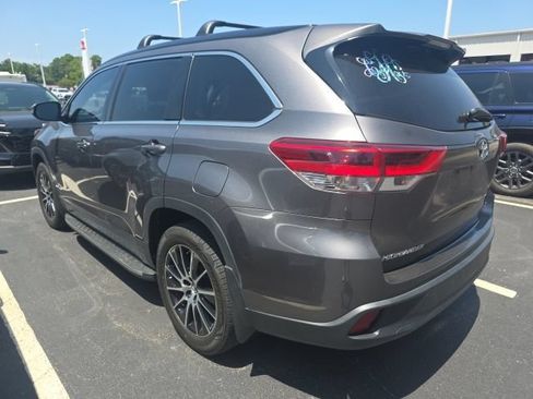 Used 2017 Toyota Highlander SE FWD image 6