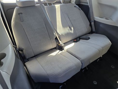Used 2022 Toyota Sienna LE image 28