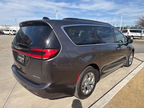 Used 2023 Chrysler Pacifica Limited image 4