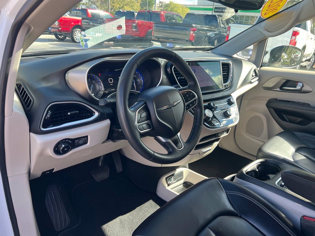 Used 2023 Chrysler Pacifica Touring-L FWD image 17