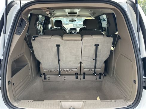 Used 2015 Chrysler Town & Country Touring FWD image 17