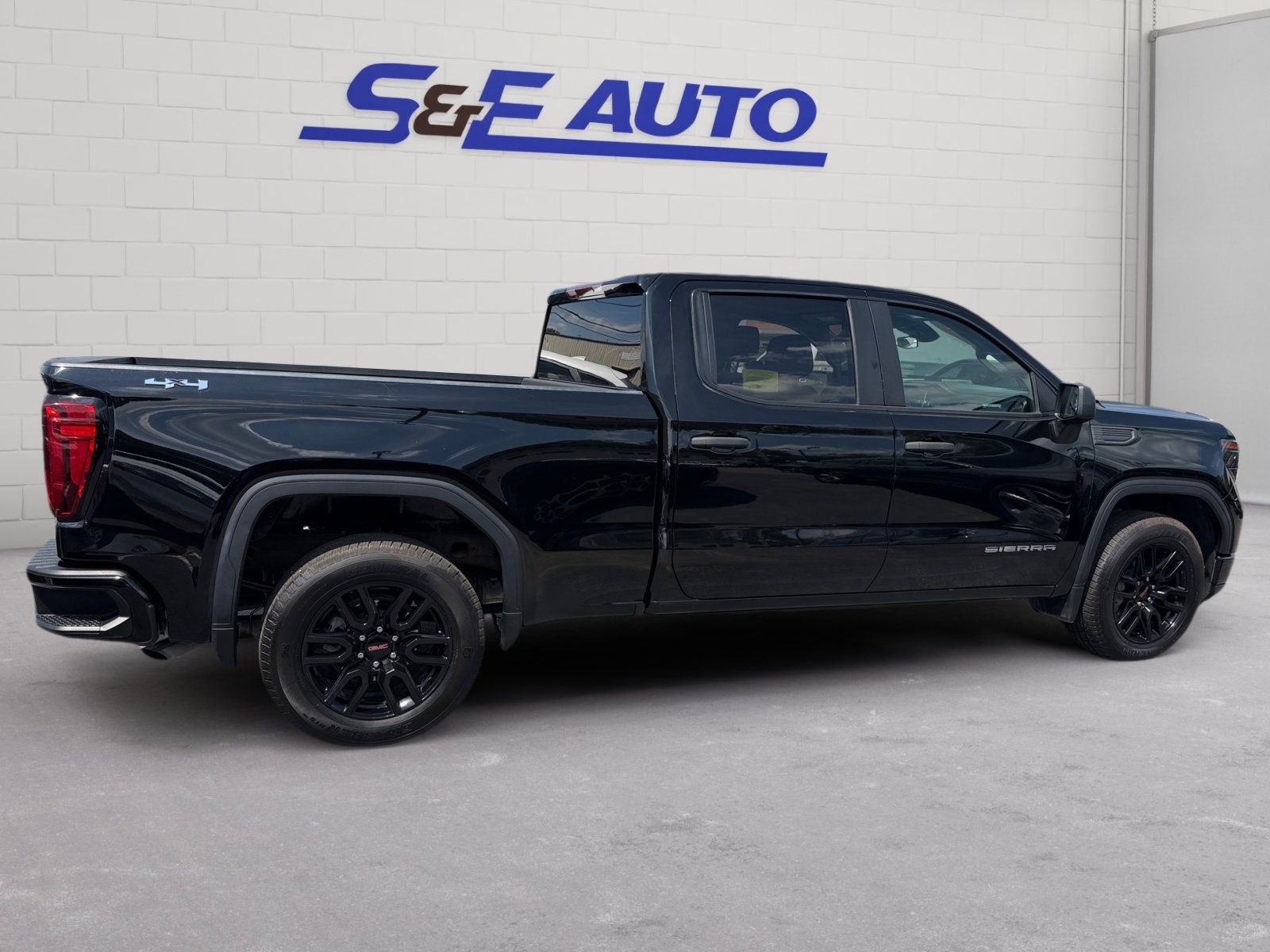 Used 2024 GMC Sierra 1500 Pro w/ Graphite Edition AWD/4WD image 6