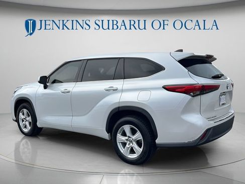 Used 2022 Toyota Highlander LE FWD image 5