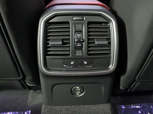 Certified 2025 Porsche Macan AWD/4WD image 35