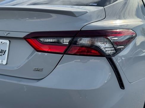 Used 2022 Toyota Camry SE image 5