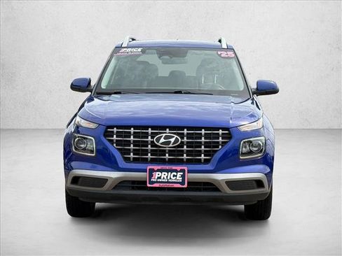 Used 2025 Hyundai Venue SEL FWD image 2