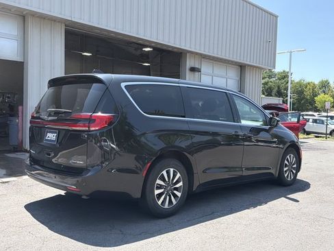 Used 2023 Chrysler Pacifica Touring-L FWD image 5