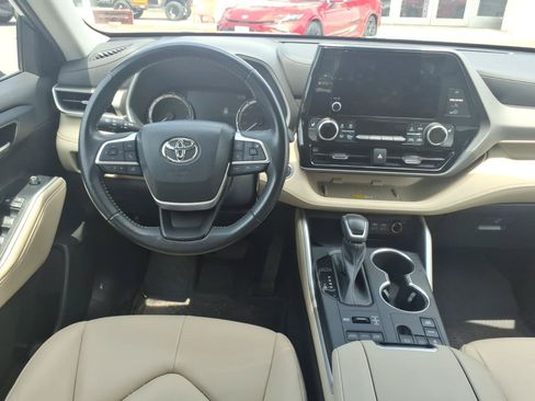 Used 2023 Toyota Highlander XLE AWD/4WD image 9
