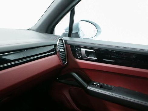 Certified 2022 Porsche Cayenne S image 17
