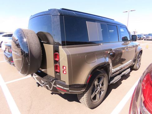 Used 2025 Land Rover Defender 110 X-Dynamic SE image 3