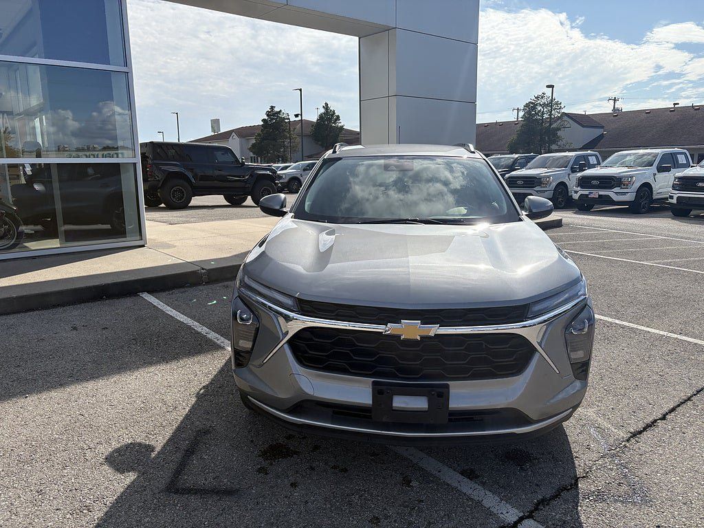 Used 2025 Chevrolet Trax LT FWD image 10