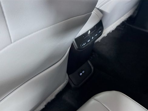 Used 2023 Toyota Highlander XLE AWD/4WD image 22