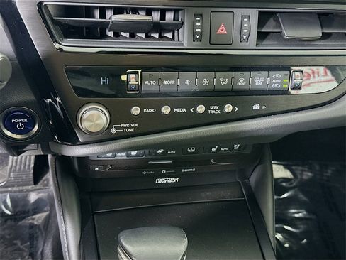 Used 2022 Lexus ES 300h w/ Luxury Package image 8