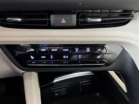 Used 2022 Buick Envision Essence w/ Technology Package I AWD/4WD image 16