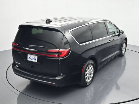 Used 2023 Chrysler Pacifica Touring-L FWD image 32