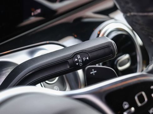 Used 2022 Mercedes-Benz GLB 250 w/ Premium Package Lite image 10