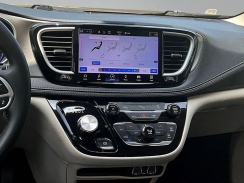 Used 2023 Chrysler Pacifica Touring-L FWD image 10