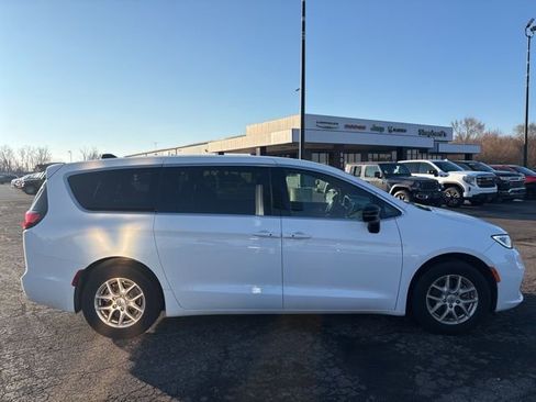 Used 2025 Chrysler Pacifica Select image 5