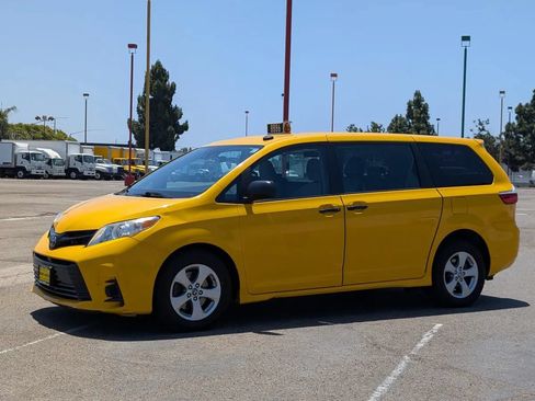 Used 2018 Toyota Sienna L FWD image 1