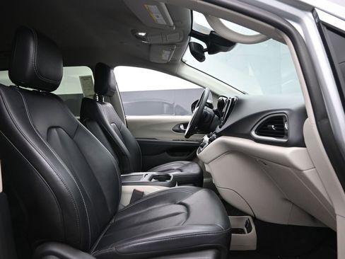 Used 2024 Chrysler Pacifica Touring-L image 28