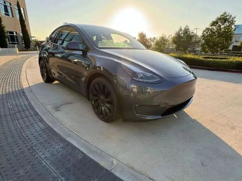 Used 2024 Tesla Model Y Performance AWD/4WD image 3