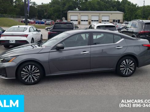 Used 2025 Nissan Altima 2.5 SV FWD image 10