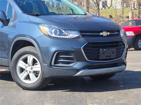 Used 2021 Chevrolet Trax LT w/ Driver Confidence Package image 2