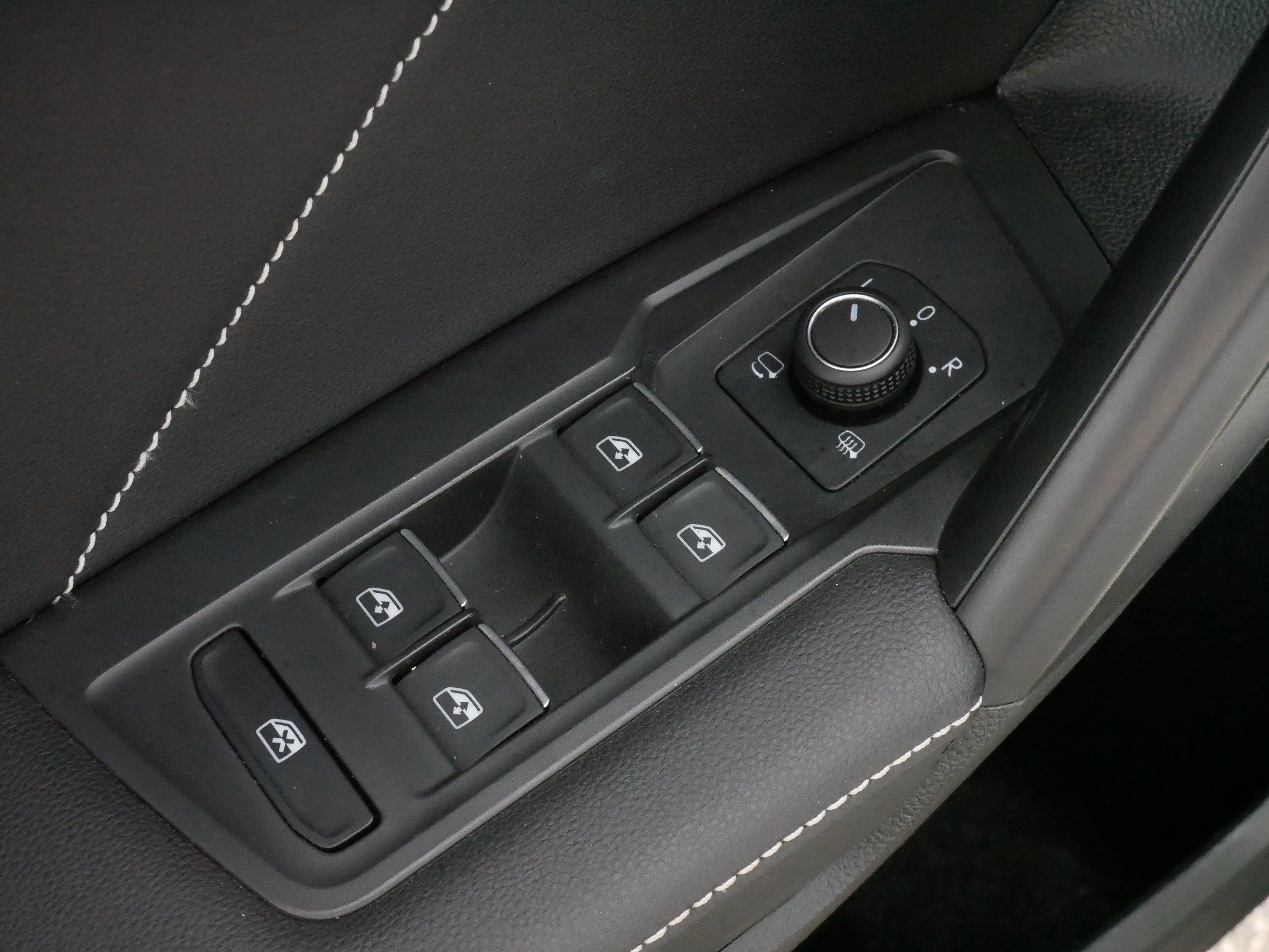 Certified 2024 Volkswagen Tiguan SEL R-Line AWD/4WD image 19