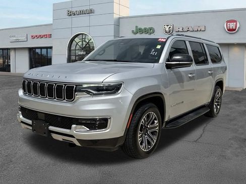 Used 2024 Jeep Wagoneer L Series II w/ Flexible Seating Group RWD image 3