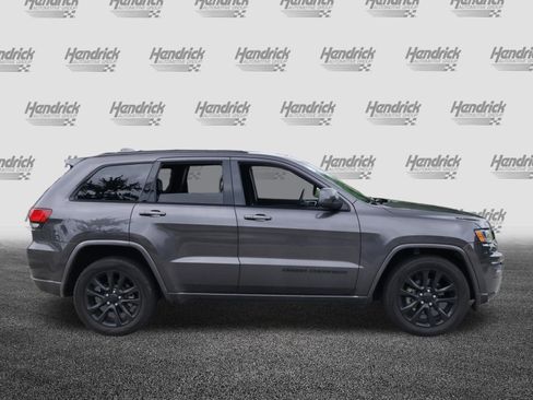 Used 2018 Jeep Grand Cherokee Altitude RWD image 10