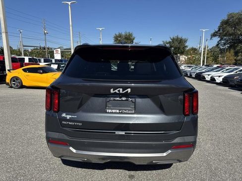 Used 2024 Kia Sorento S image 3