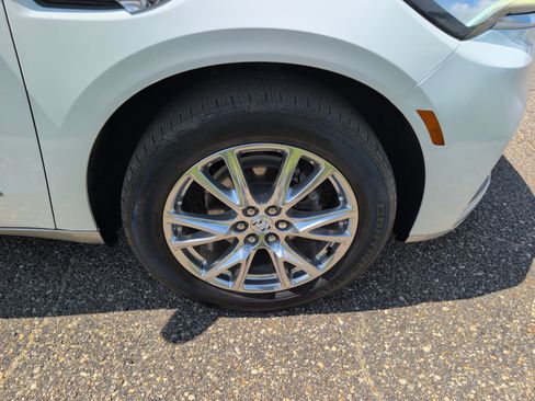 Used 2024 Buick Enclave Essence w/ Experience Buick Package FWD image 6