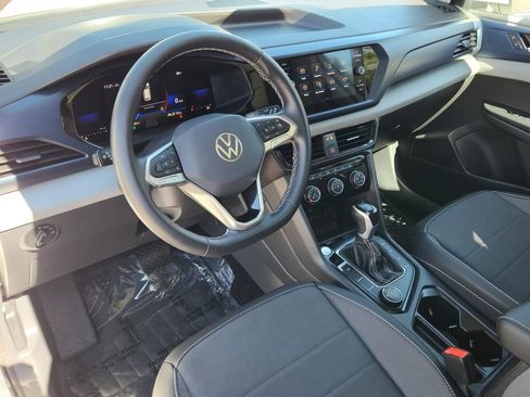 Used 2023 Volkswagen Taos SE w/ Panoramic Sunroof Package image 9